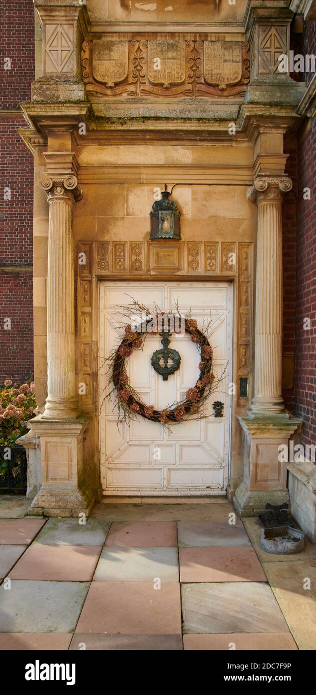 Christmas Door Wreath, sulla porta di una maestosa casa door.England, UK, GB. Foto Stock