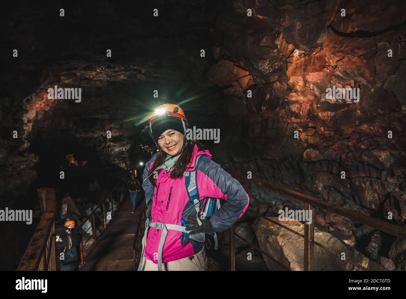 Donna viaggiatore esplorare il tunnel di lava in Islanda. Raufarholshellir è un bellissimo mondo nascosto di grotta. È una delle lava più lunghe e conosciute Foto Stock