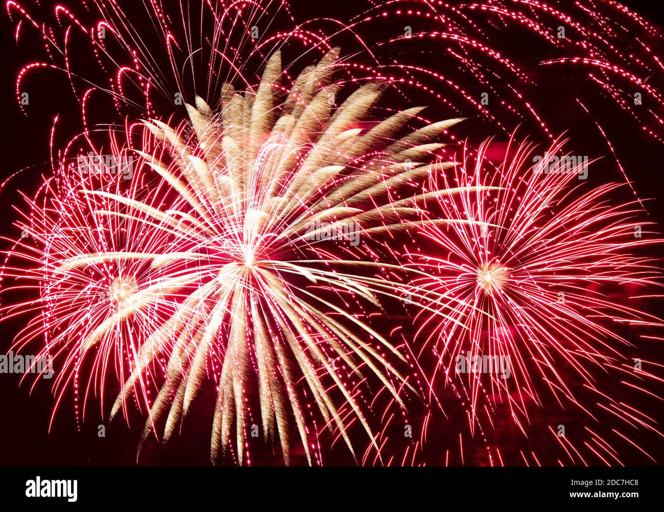 Urface fuochi d'artificio rossi, primo piano modello, fuochi d'artificio festival momenti, grande esplosione, carta da parati Foto Stock