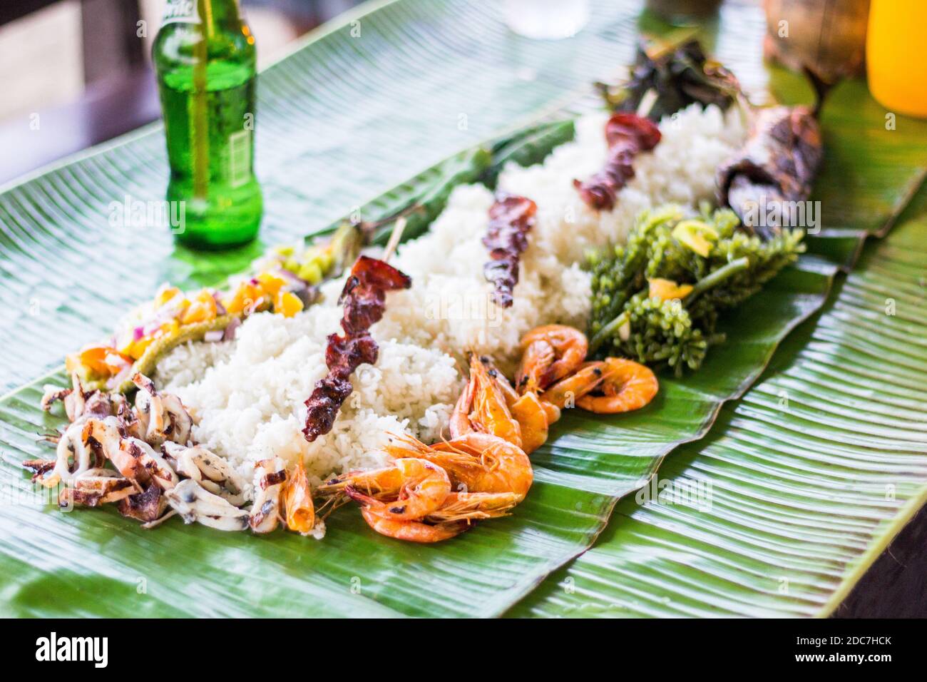 Un budol lotta cibo diffuso servito in un ristorante a Palawan, Filippine Foto Stock