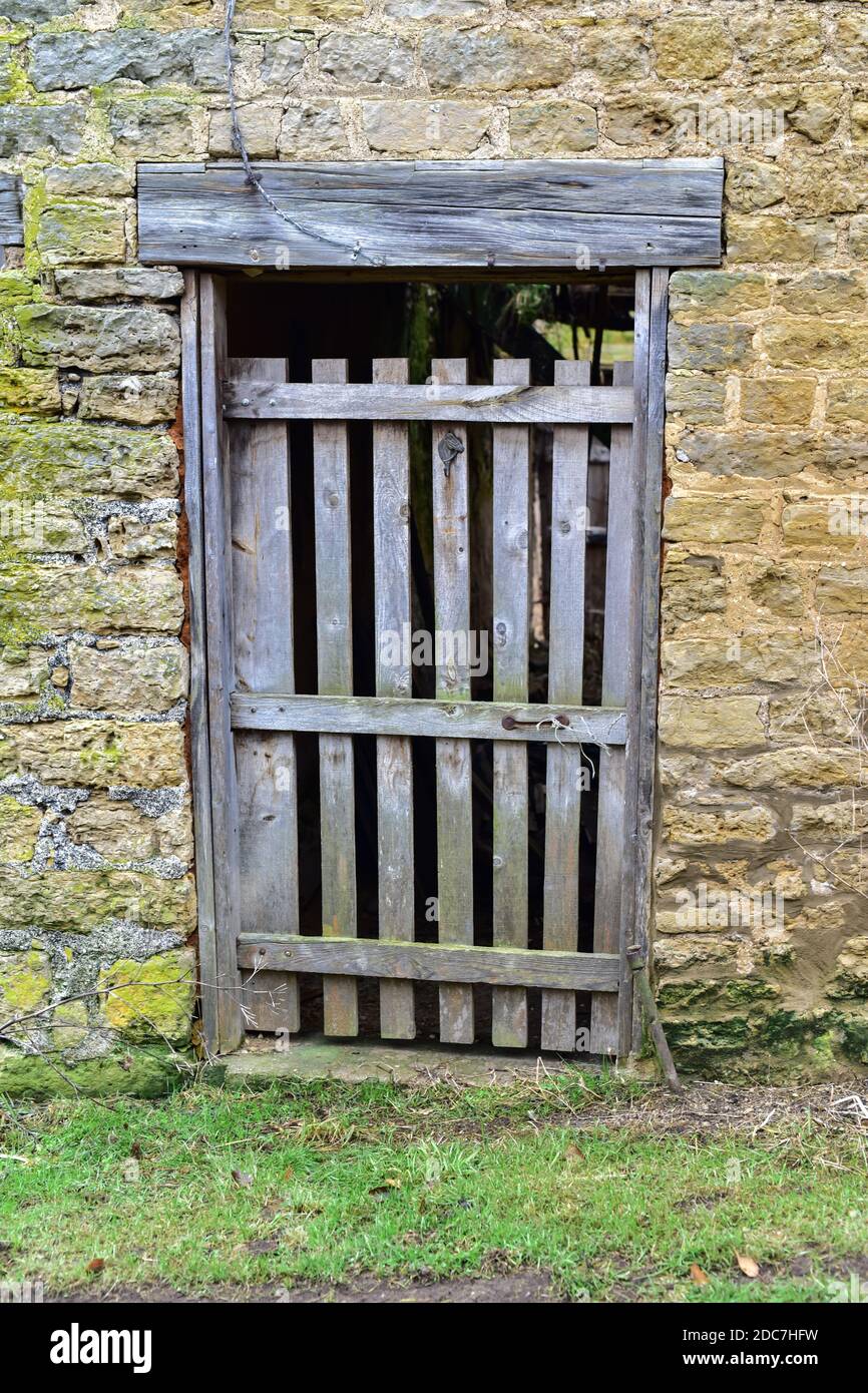 Abbandonato casolare fattoria e fienile chiuso porta di legno Foto Stock