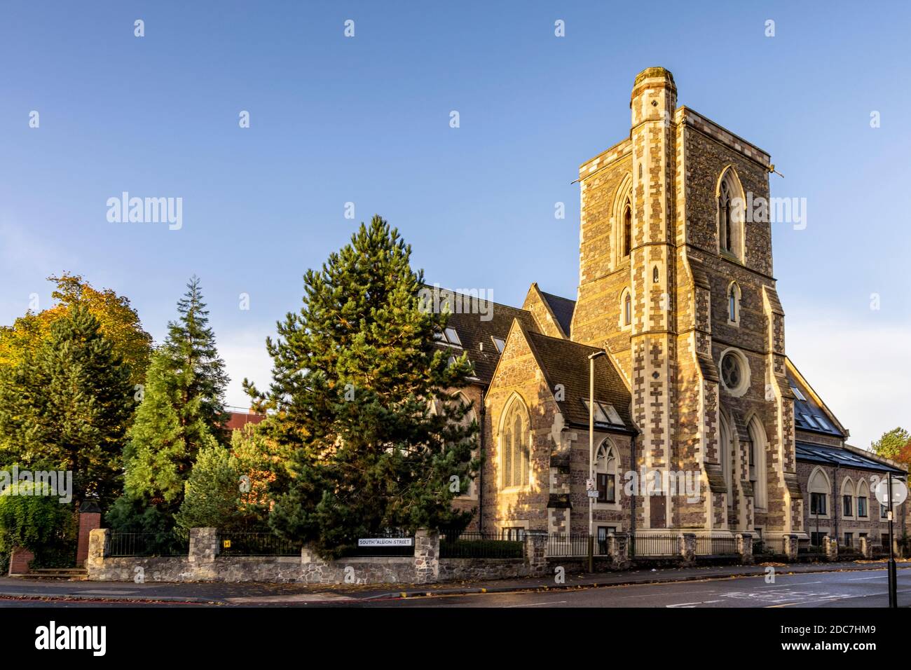 Ex chiesa di San Giovanni Divino, Leicester. Convertito in appartamenti negli anni '80. Costruito originariamente con una guglia che fu rimossa negli anni '50. Foto Stock