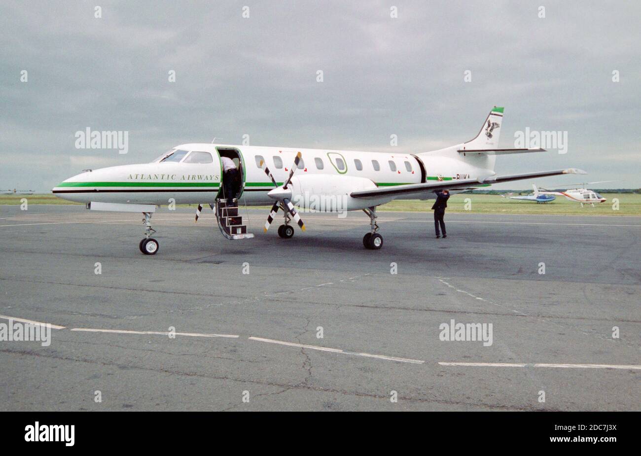 Un aereo di linea per pendolari Atlantic Airways Fairchild Swearingen SA-227 Metro III, registrazione G-BUKA, pronto ad assumere nuovi passeggeri in un aeroporto in Inghilterra nel 2003. Foto Stock