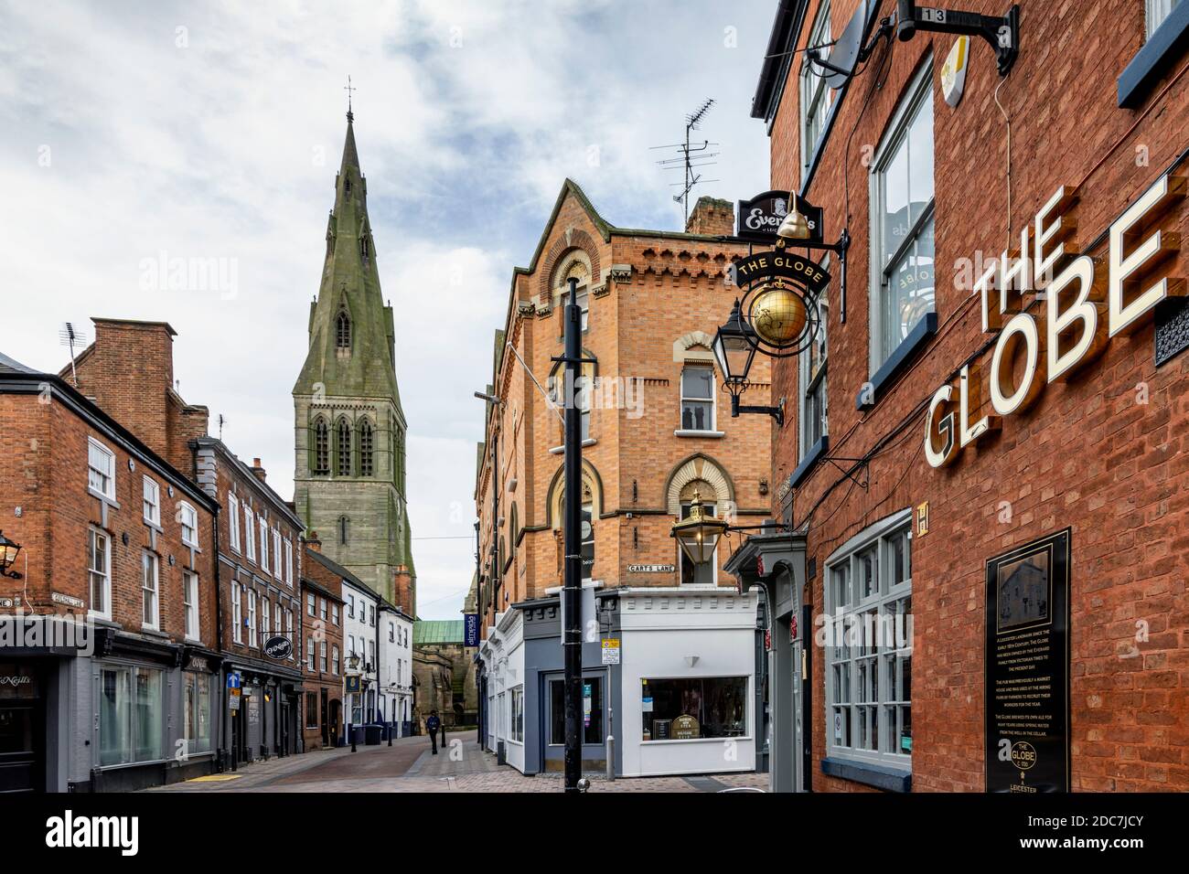 Guildhall Lane a Leicester, con il Globe, il pub più antico di Leicester, e la Cattedrale di Leicester sullo sfondo. Foto Stock