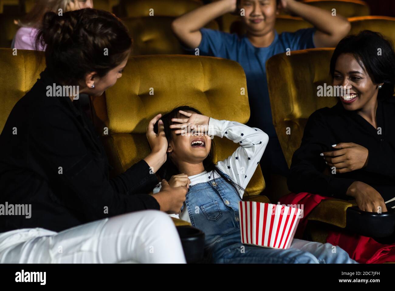 Le ragazze gridavano forte nel cinema, causando fastidio alle persone che siedono accanto e dietro di loro. Foto Stock