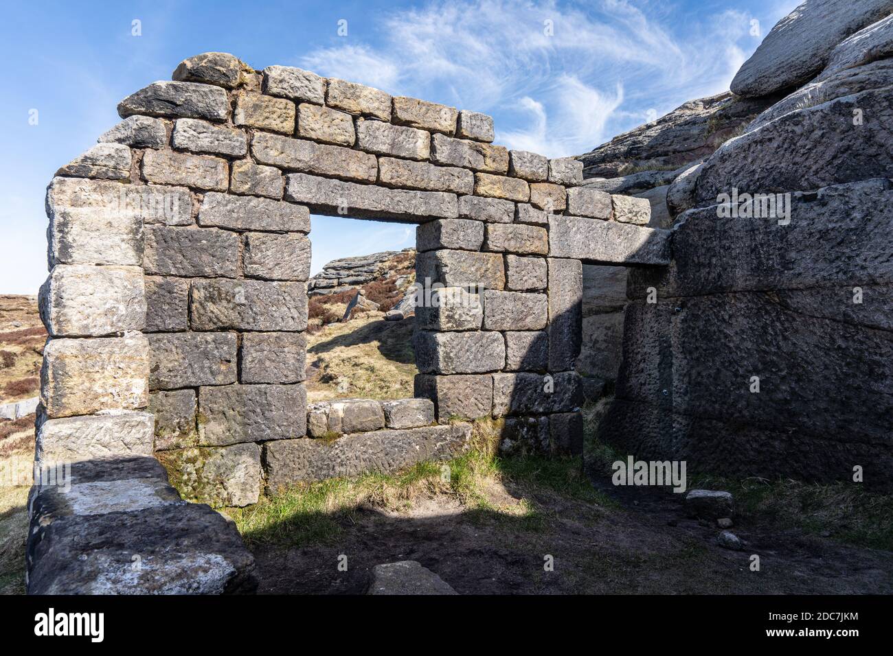 La culla di Bramley, una capanna di tiro in rovina su dove Stones Moss, che mostra rocce incorniciate nella finestra Foto Stock