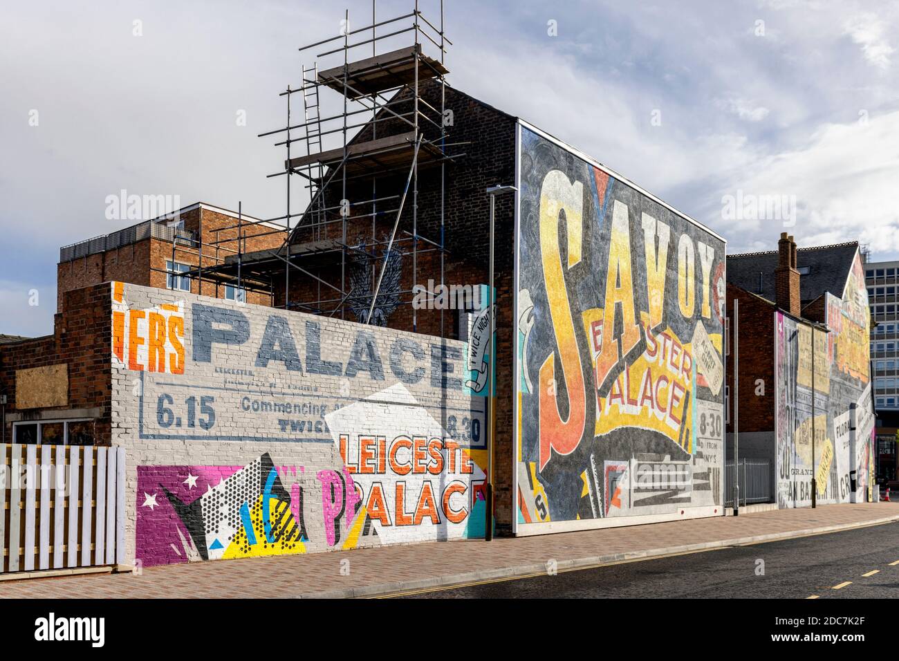 Savoy Street è una strada di recente creazione a Leicester, con opere d'arte ispirate ai cinema Art Deco perduti di Leicester. Foto Stock