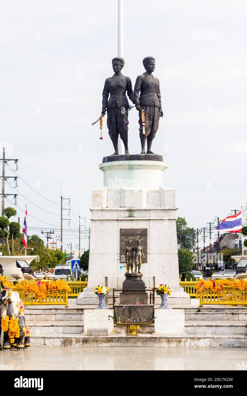 Il Monumento degli Eroi lungo la Thepkasattri Road di Thalang a Phuket, Thailandia Foto Stock