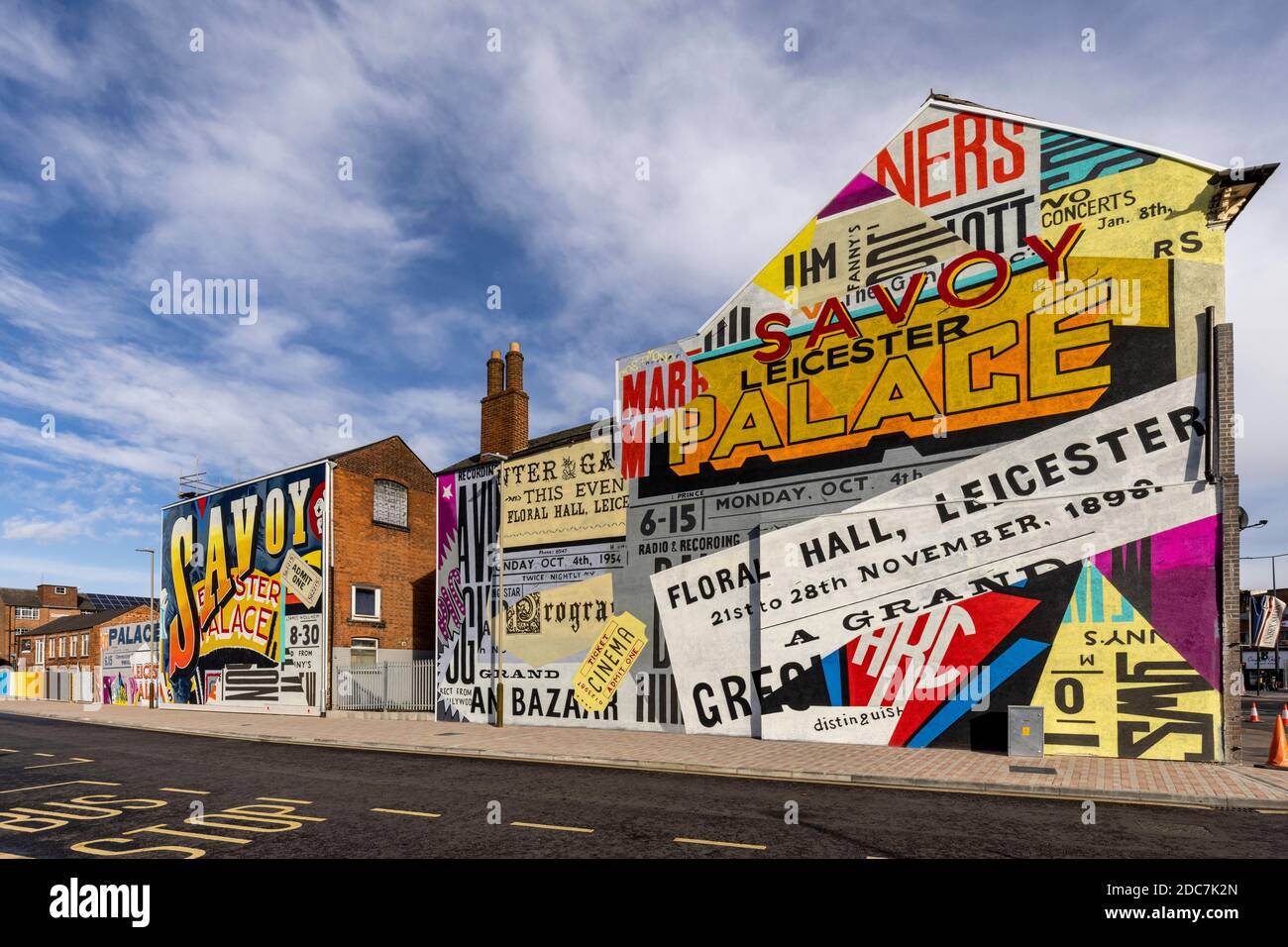 Savoy Street è una strada di recente creazione a Leicester, con opere d'arte ispirate ai cinema Art Deco perduti di Leicester. Foto Stock