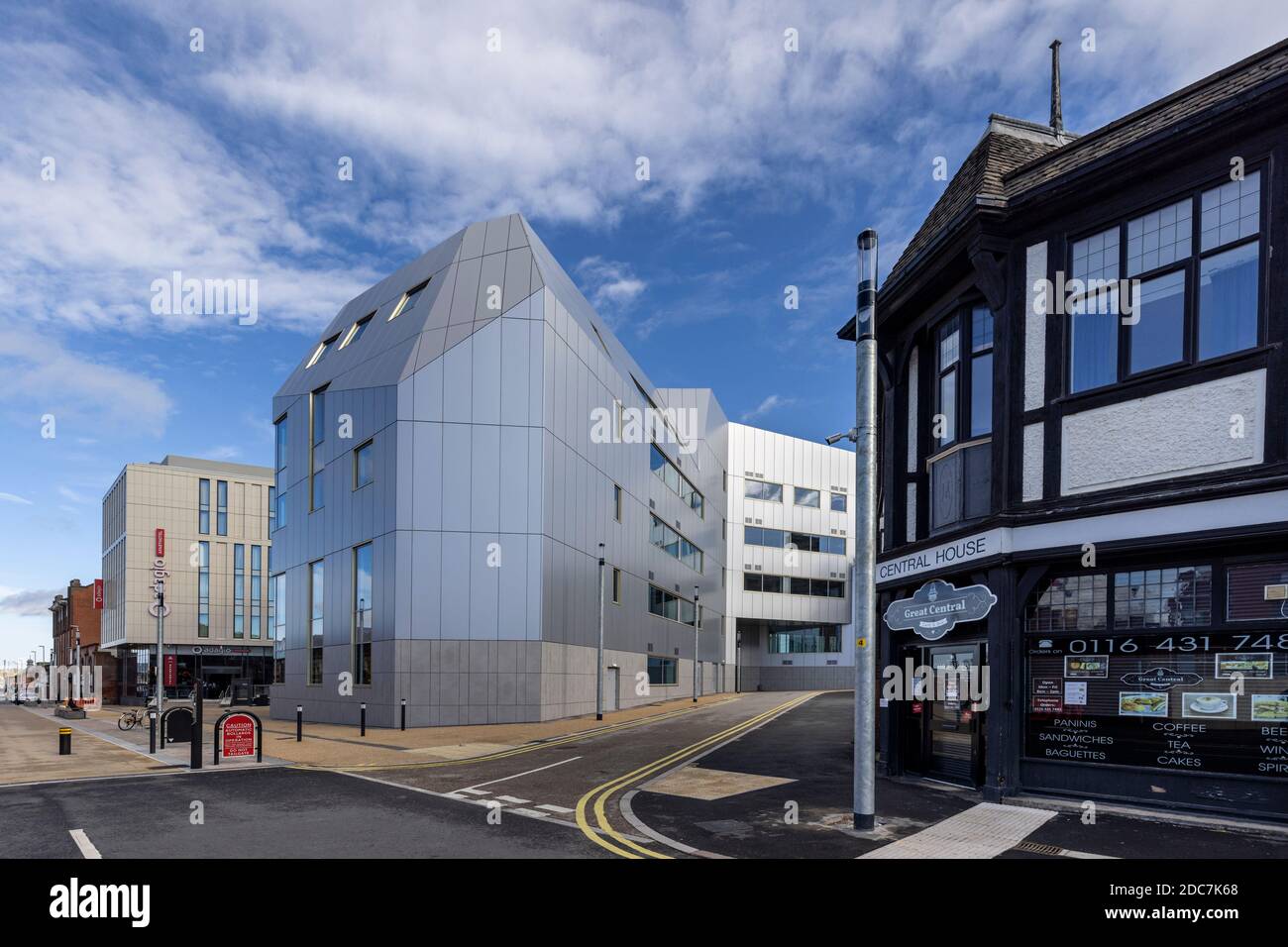 Il complesso pedonale Great Central Street e Great Central Square, ora un mix di architettura vecchia e nuova a Leicester Foto Stock