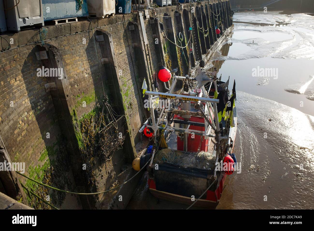 La barca britannica da pesca è bloccata nel porto di Whitstable, Kent Inghilterra. Foto Stock