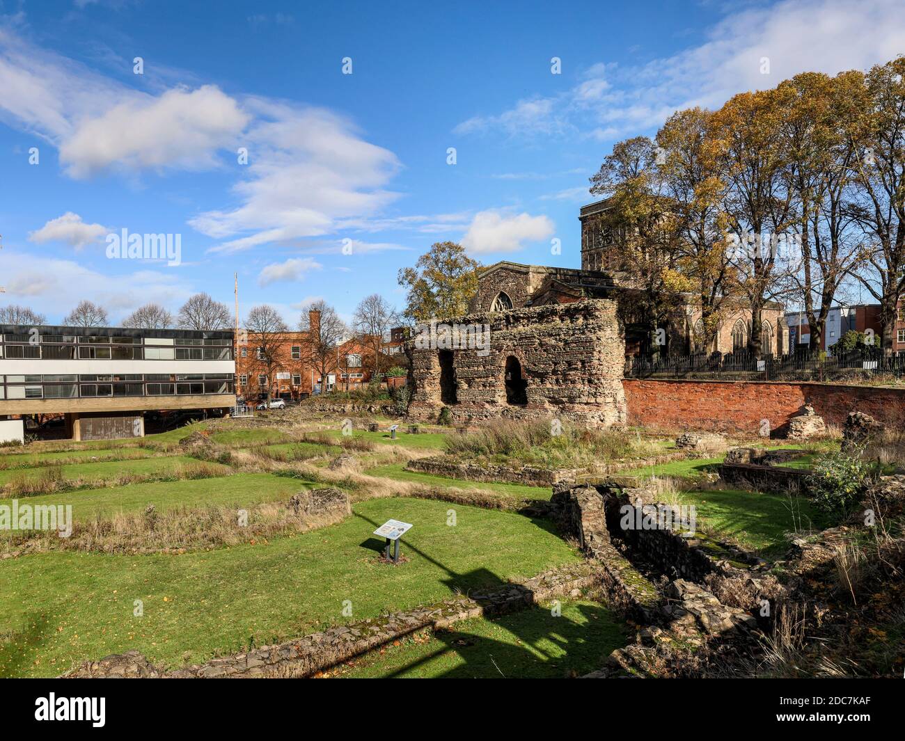 Jewry Wall bagni Romani, con Jewry Wall e San Nicola Chiesa dietro, Leicester Foto Stock