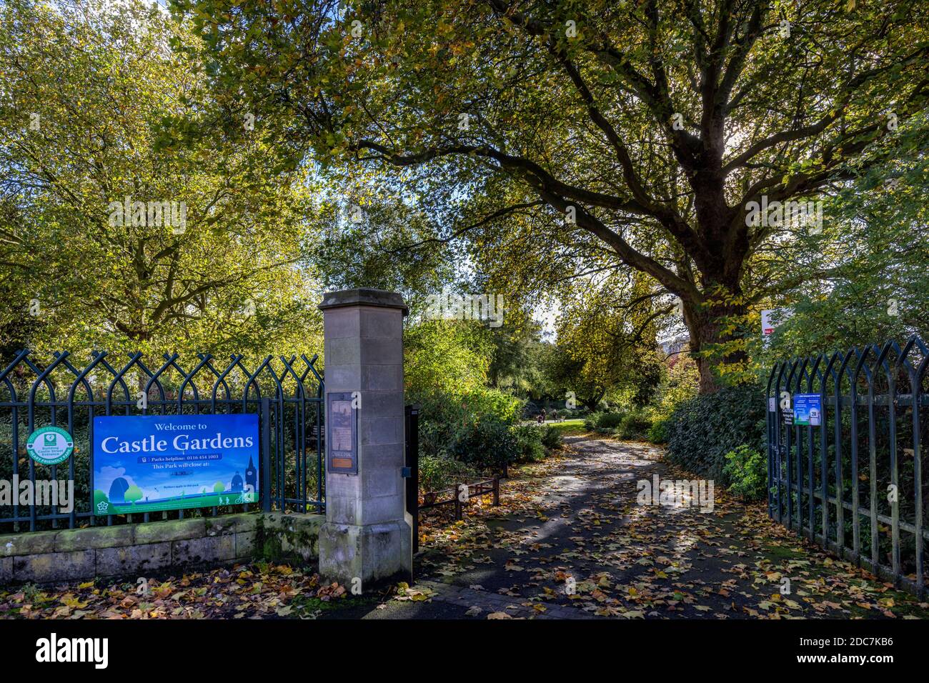 Ingresso ai Giardini del Castello, un'oasi verde accanto al fiume che sorge e vicino al centro cittadino di Leicester Foto Stock