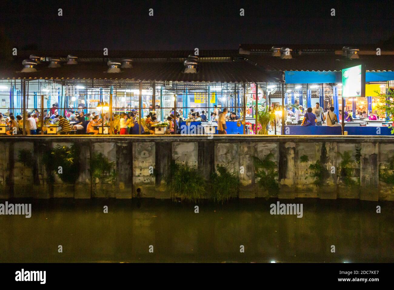 Un mercato alimentare notturno a Phuket, Thailandia Foto Stock