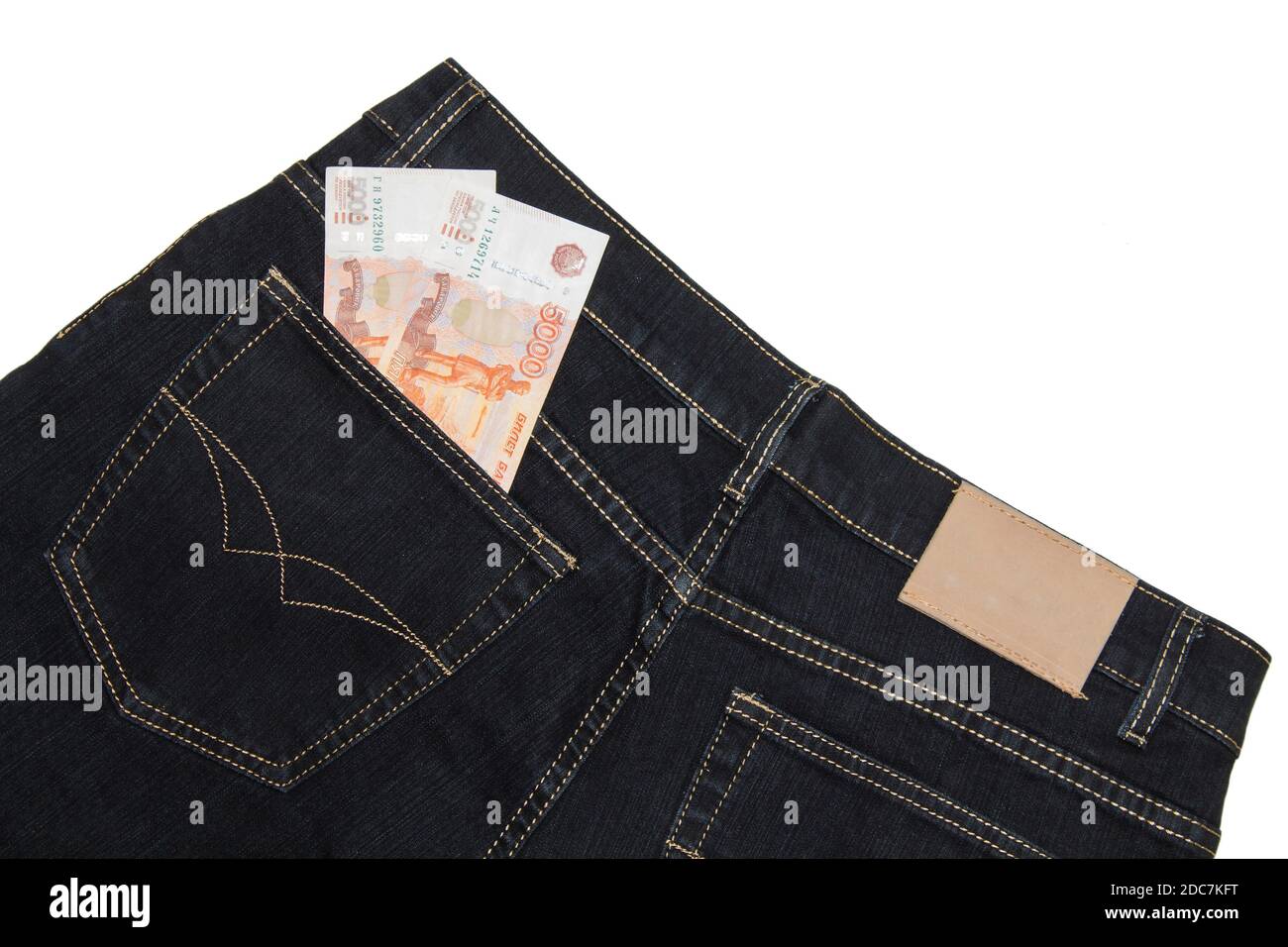 Jeans con banconota russa in tasca, su sfondo bianco Foto Stock