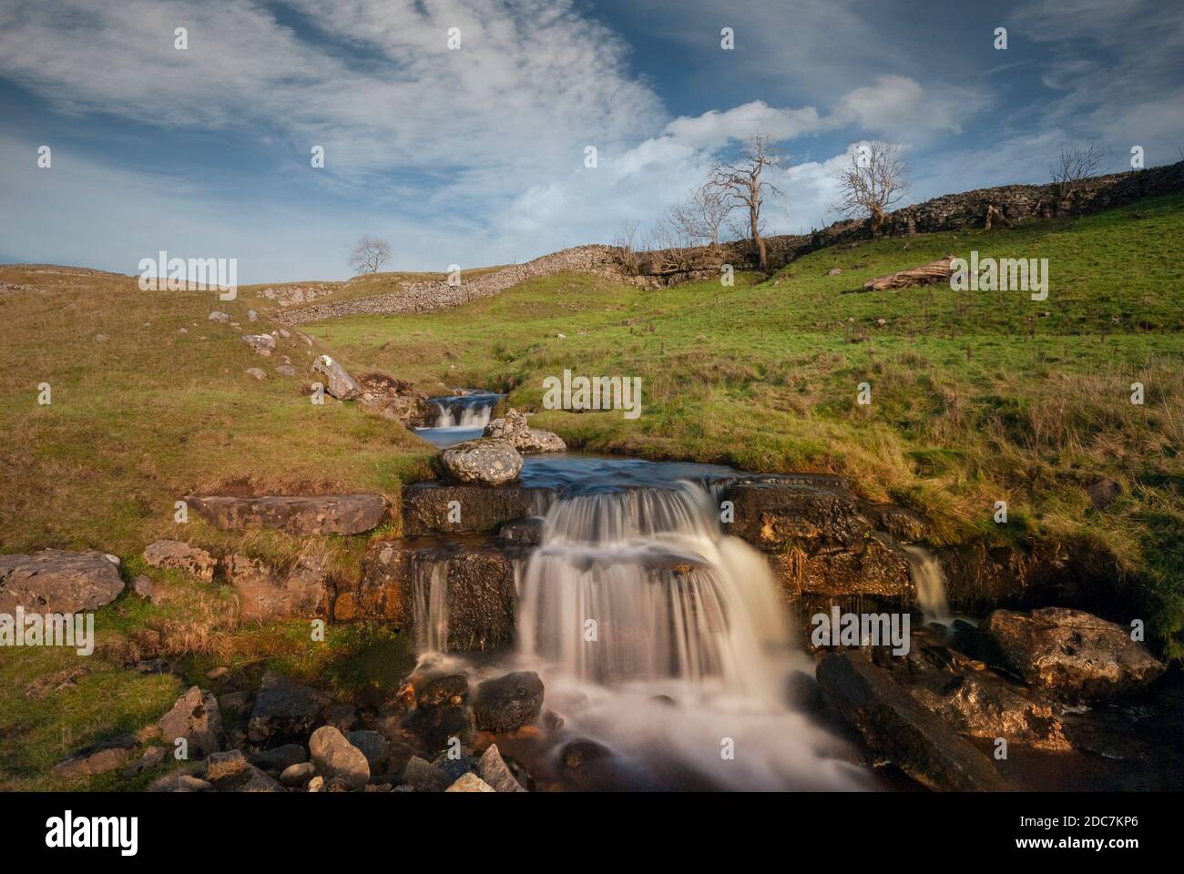 Una di una serie di pittoresche cascate lungo il Cray Gill che tumble giù le colline di dales di yorhshire nel fiume wharfe Foto Stock