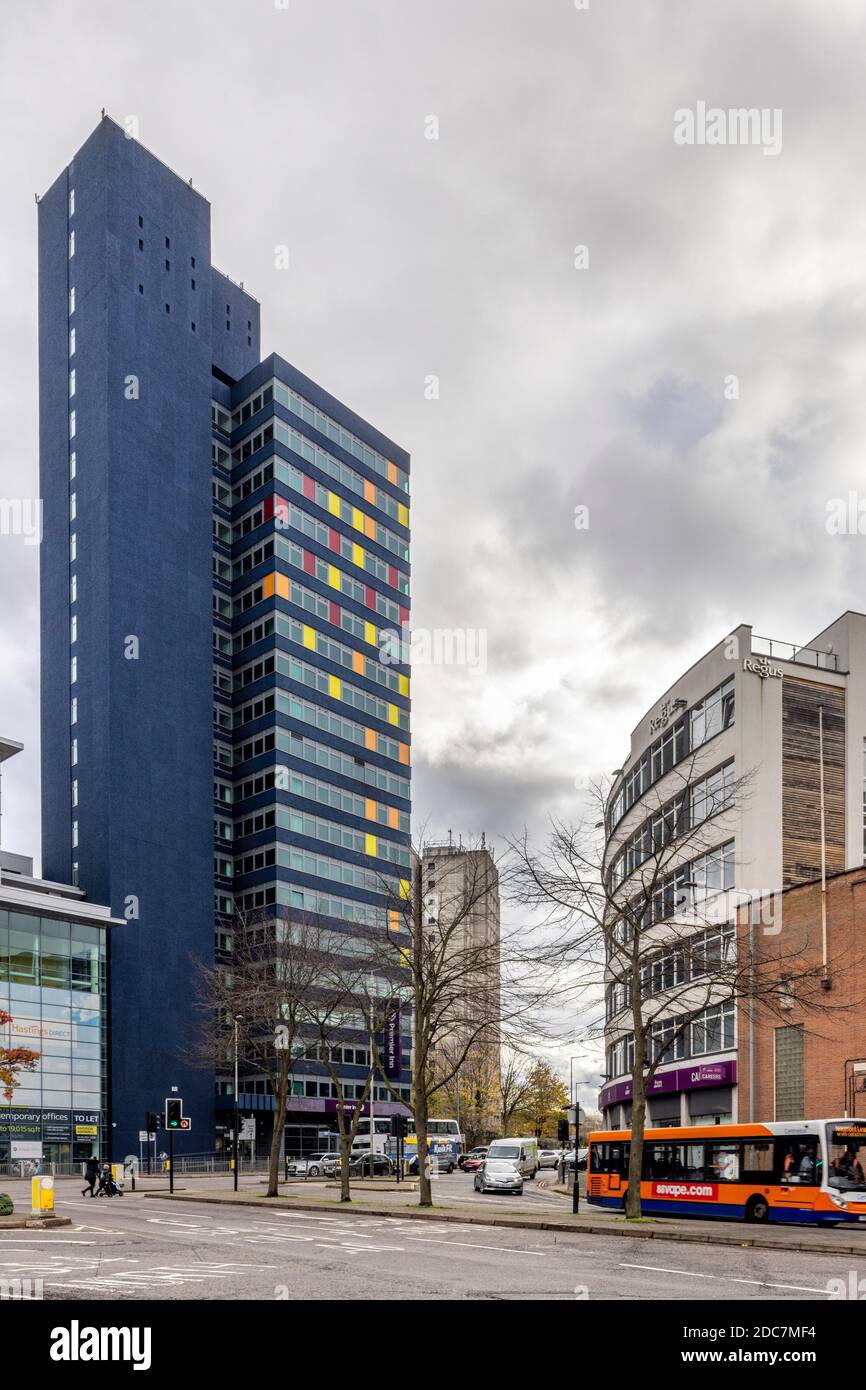 Comunemente conosciuta come la Blue Tower, la St George's Tower è ora una Premier Inn e sopra quella sistemazione per studenti. Leicester Foto Stock