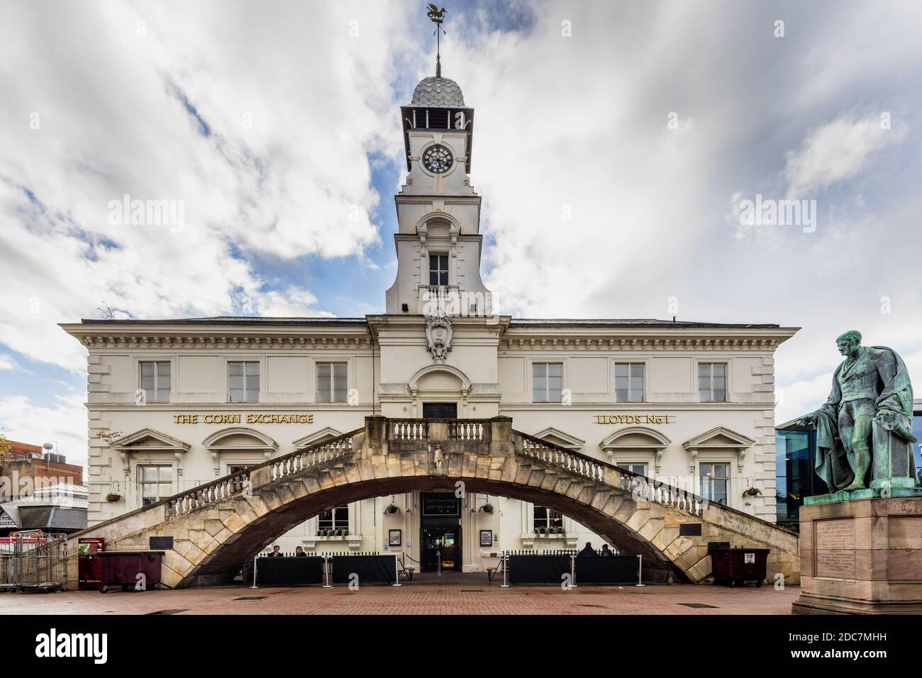 Il Leicester's Corn Exchange è situato al centro del Market Place ed è un edificio classificato di grado II*. Attualmente è un pub di Weatherspoon. Foto Stock