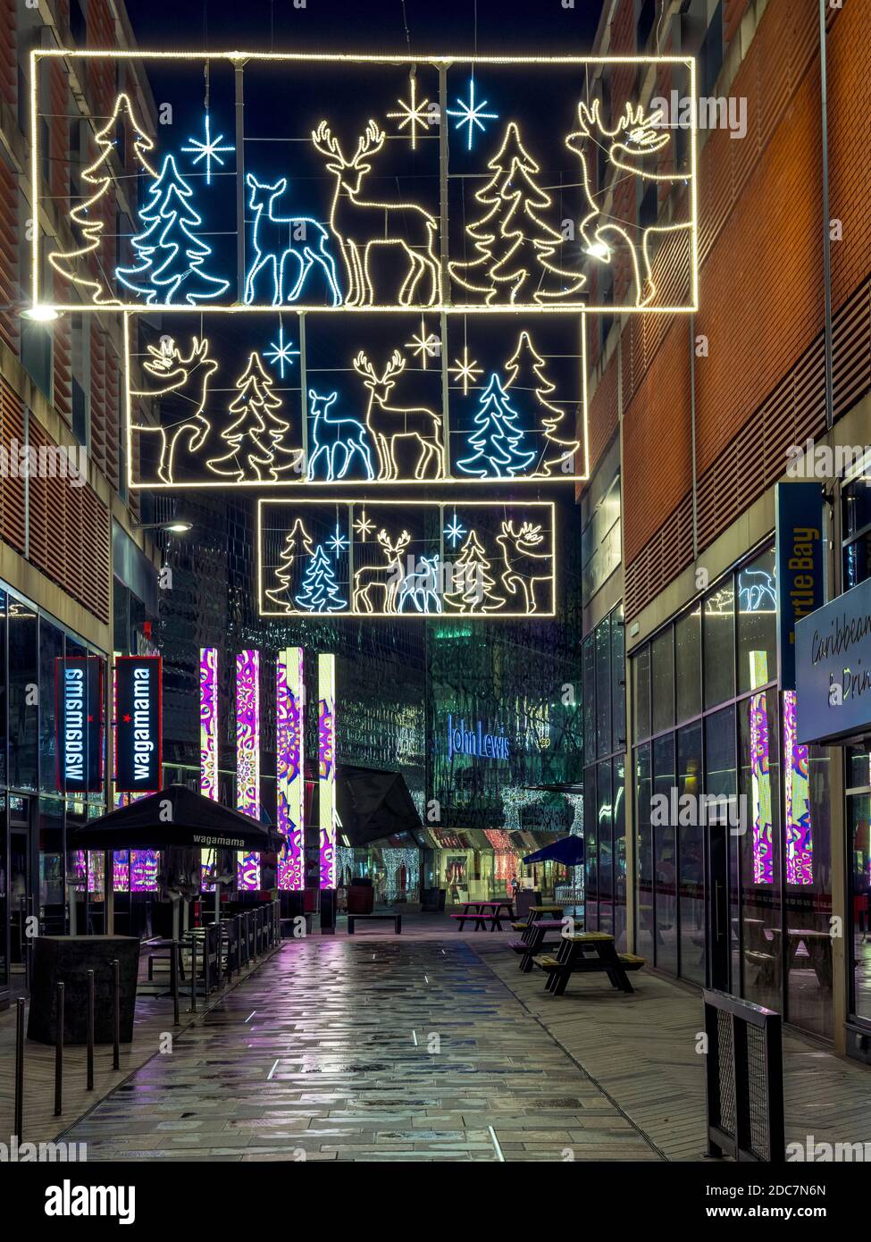 Decorazioni natalizie e la scultura digitale Beacons in Piazza San Pietro presso il centro commerciale Highcross a Leicester Foto Stock