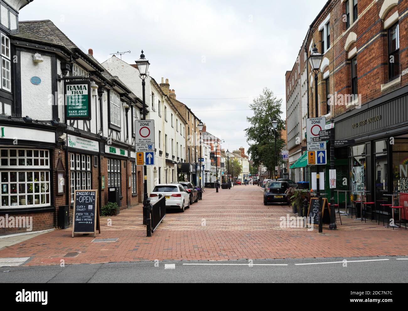 Sheep Street nel centro di Rugby e zona pedonale Foto Stock