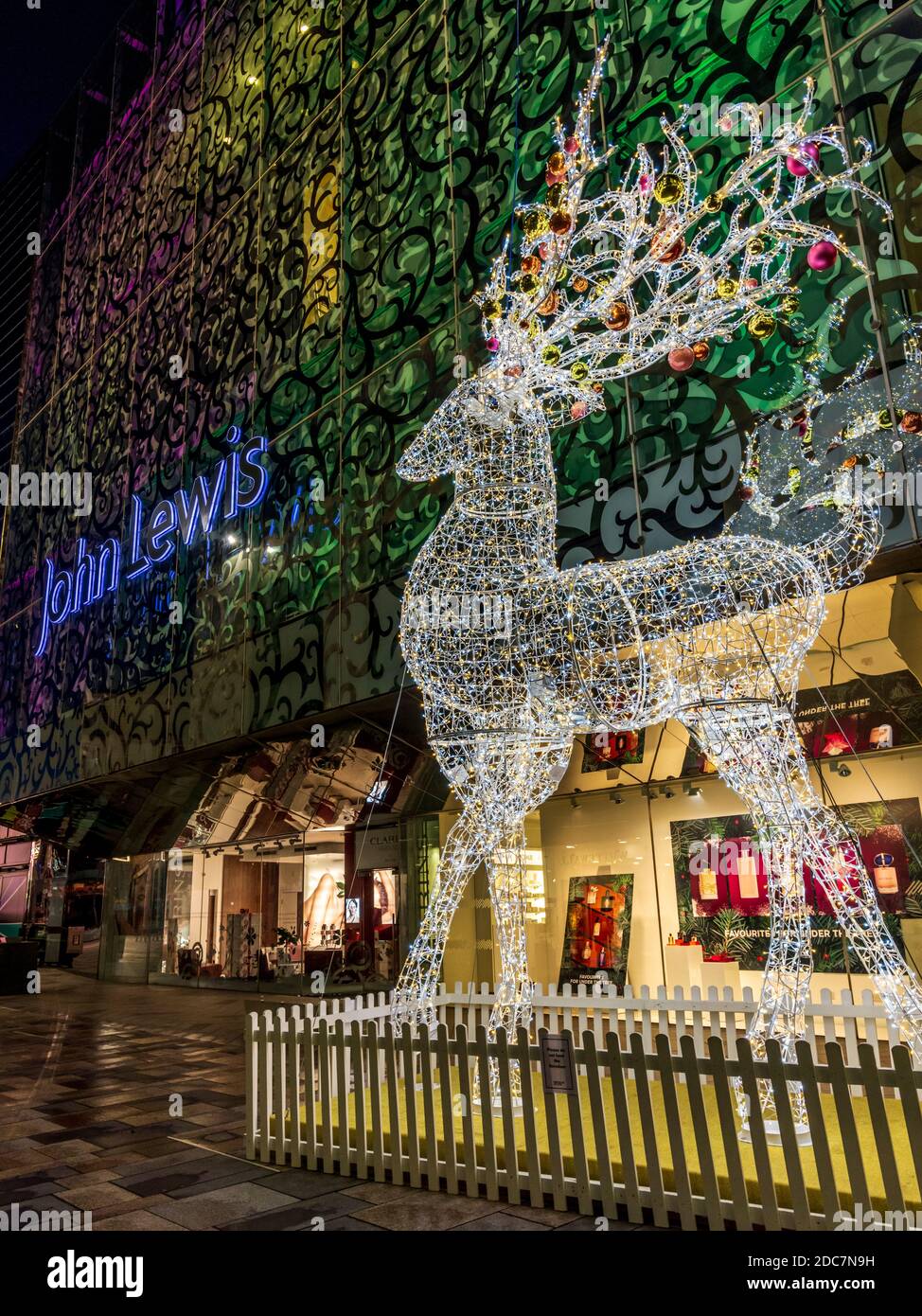 Decorazioni natalizie fuori dal negozio John Lewis nel centro commerciale Highcross A Leicester con scultura illuminata di renne Foto Stock