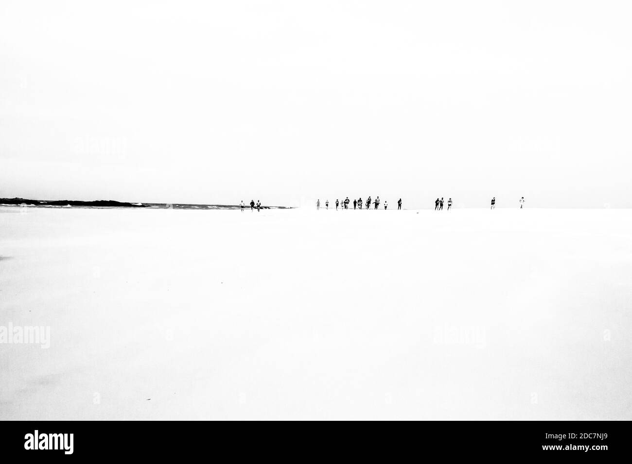 PORT ELIZA, SUDAFRICA - 19 novembre 2020: Gruppo di atleti che si allenano in spiaggia Foto Stock