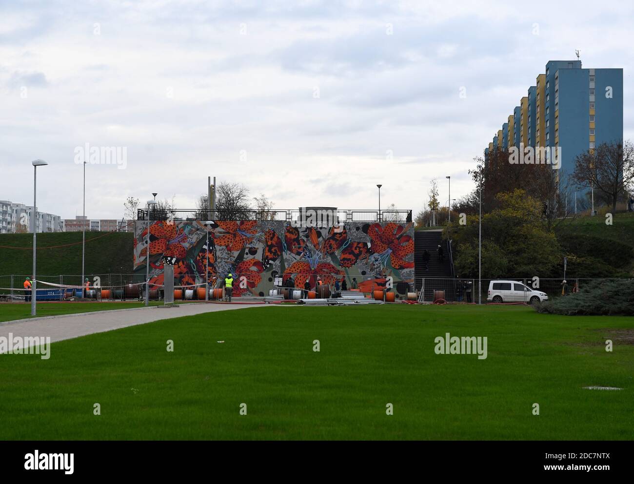 Praga, Repubblica Ceca. 19 Nov 2020. L'artista Ondrej Vyhnanek (non sulla foto) presenta la sua nuova opera di arte murale 'Flora e Fauna' che decorano la ricostruita linea rossa della stazione della metropolitana Opatov uscita di emergenza a Praga, Repubblica Ceca, giovedì 19 novembre 2020. Credit: Michal Krumphanzl/CTK Photo/Alamy Live News Foto Stock