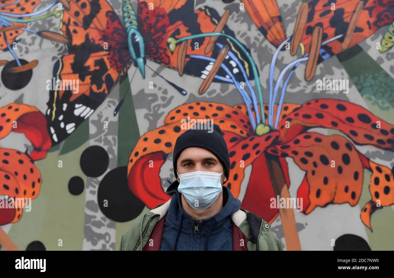 Praga, Repubblica Ceca. 19 Nov 2020. L'artista Ondrej Vyhnanek, indossando una maschera facciale, presenta la sua nuova opera di arte murale 'Flora e Fauna' decorando la ricostruita linea rossa della stazione della metropolitana Opatov uscita di emergenza a Praga, Repubblica Ceca, giovedì 19 novembre 2020. Credit: Michal Krumphanzl/CTK Photo/Alamy Live News Foto Stock