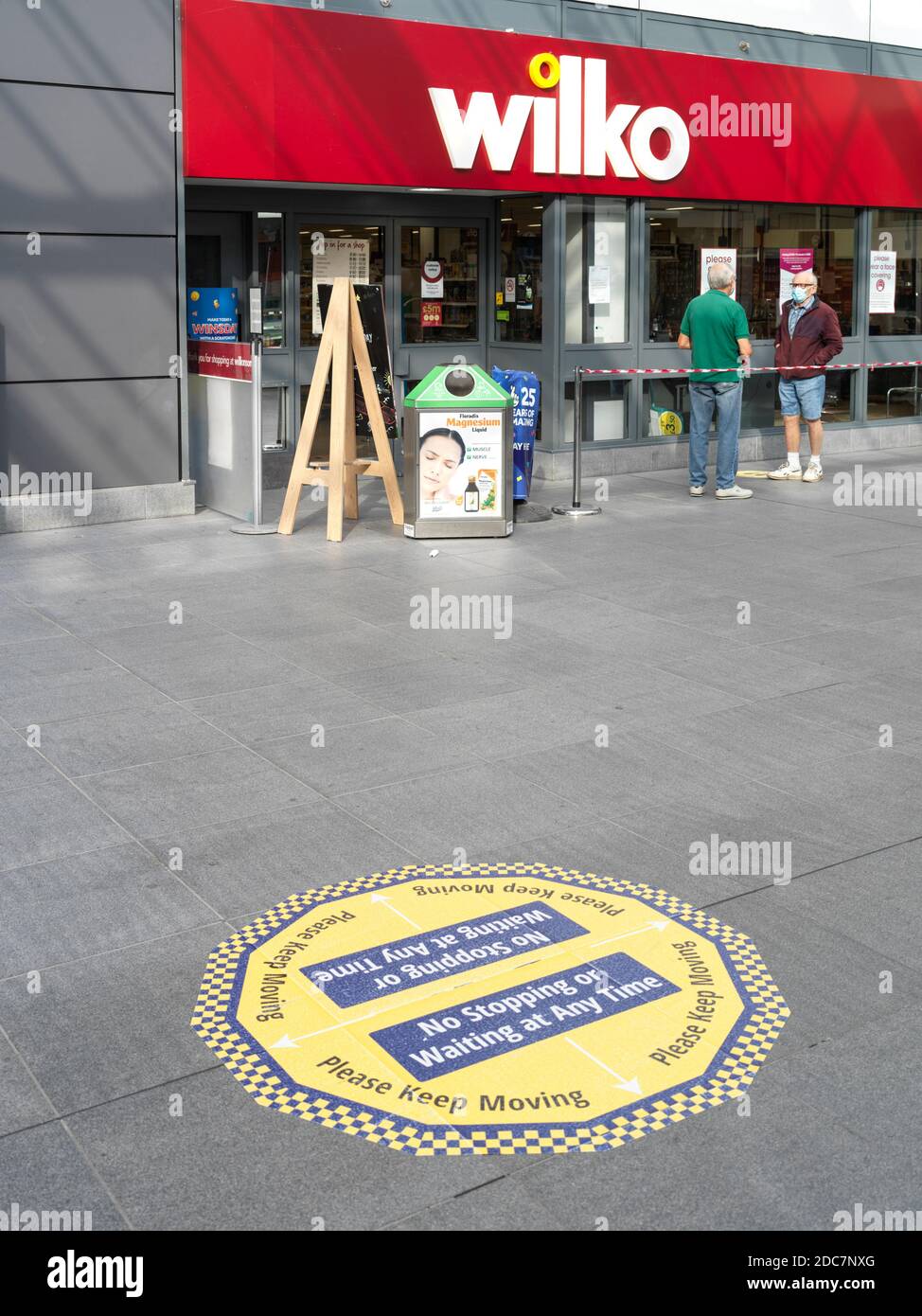 Wilko negozio a Rugby con persone socialmente distanziate durante covid-19 volte Foto Stock