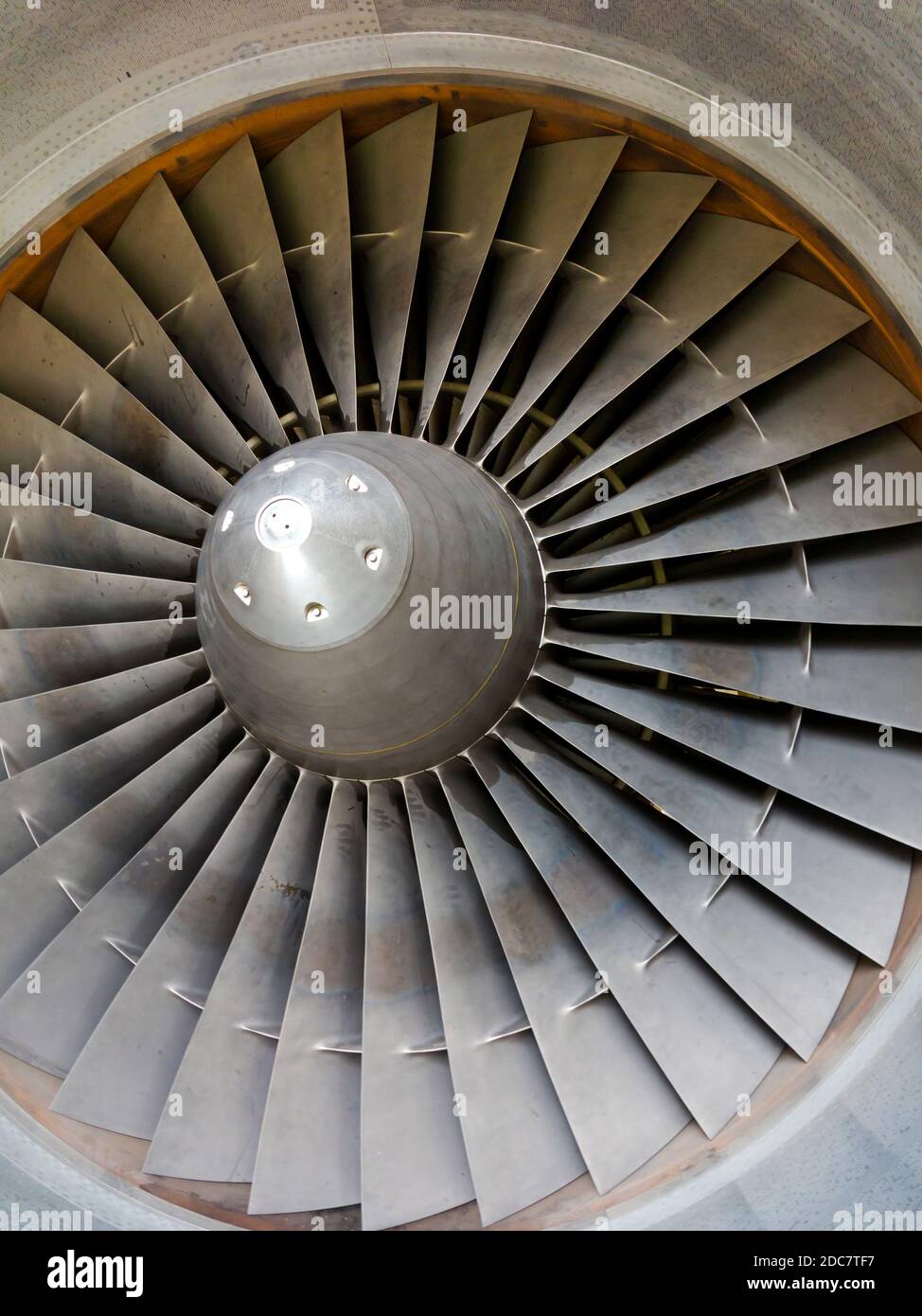 Dettaglio di lame metalliche su un motore per aerei a reazione. Foto Stock