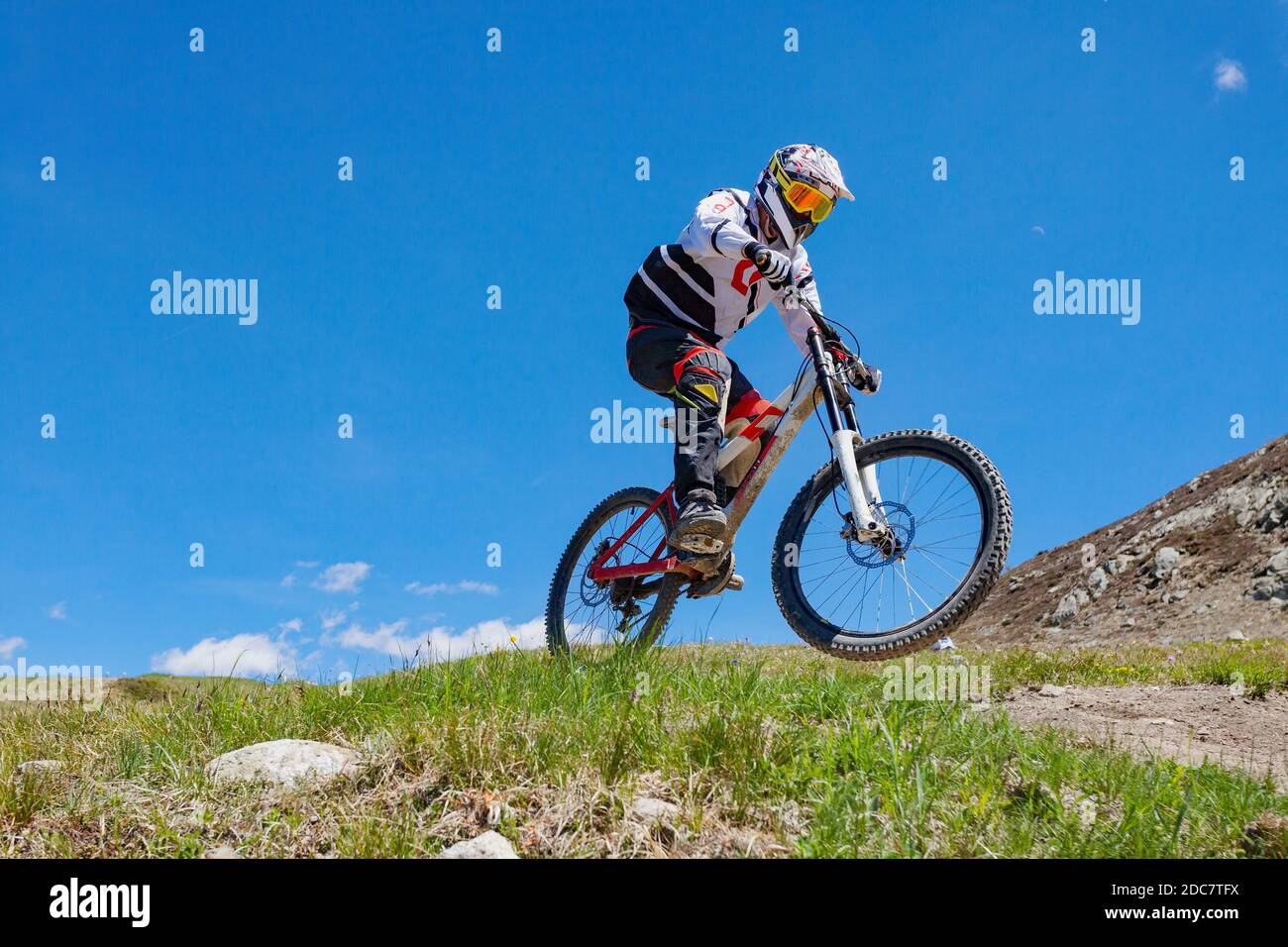 atleta in discesa con mountain bike in alta montagna Foto stock - Alamy