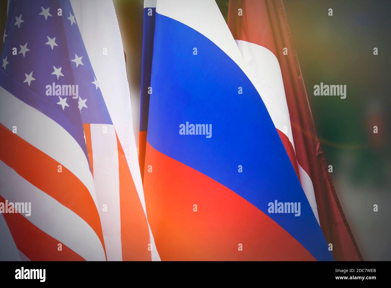 Bandiera degli Stati Uniti e bandiera russa. Sfondo. L'amicizia dei paesi. Conflitto tra i due paesi. Foto Stock