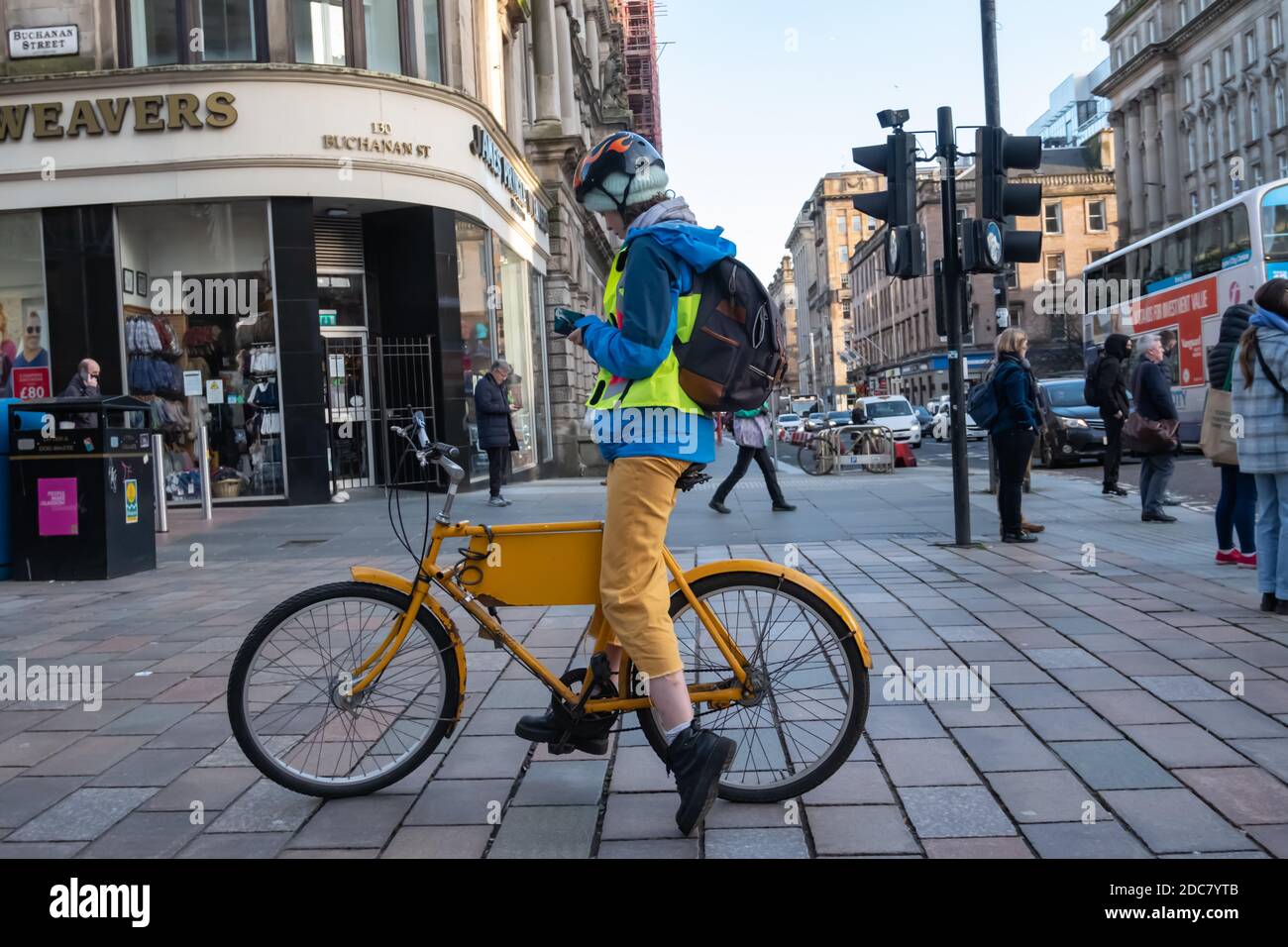 Glasgow, Scozia, Regno Unito. 19 novembre 2020. Regno Unito Meteo. Un ciclista in via Buchanan. Credito: SKULLY/Alamy Live News Foto Stock