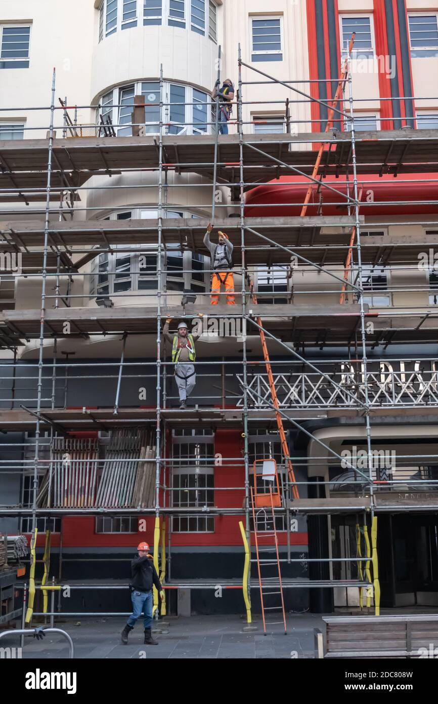 Glasgow, Scozia, Regno Unito. 19 novembre 2020. Regno Unito Meteo. Ponteggi che lavorano sull'edificio Beresford in Sauchiehall Street. Credito: SKULLY/Alamy Live News Foto Stock