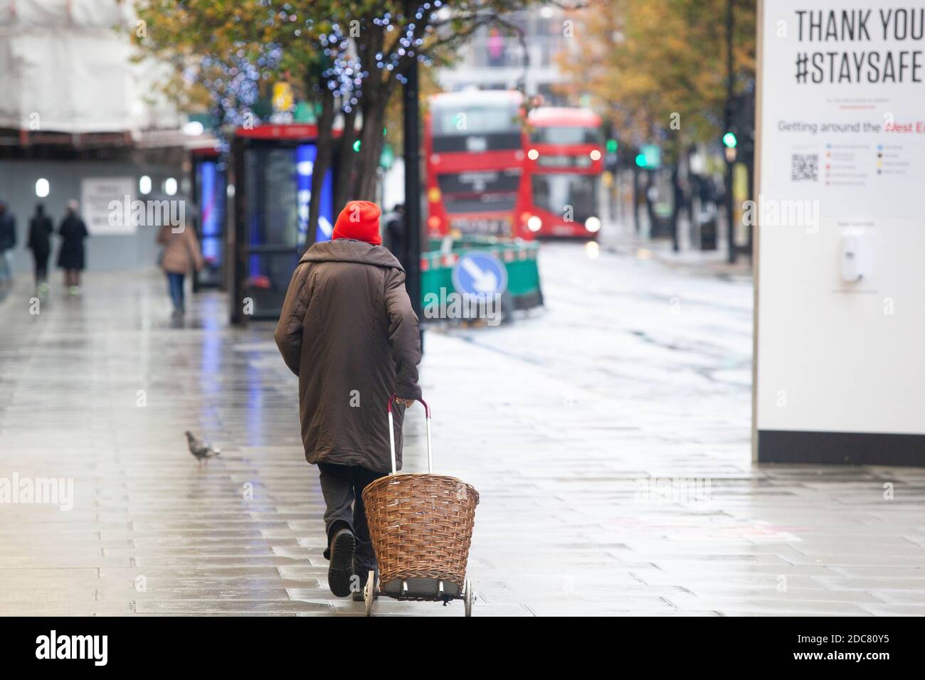 Londra, Regno Unito, 19 novembre 2020: Nonostante il blocco dell'Inghilterra e il tempo piovoso alcune persone vanno vetrina-shopping o utilizzare Click and Collect nel West End di Londra. Alcuni negozi di alimentari e farmacie sono aperti. Tuttavia, le strade sono per lo più vuote, tranne che per costruttori o conducenti di consegne. Anna Watson/Alamy Live News Foto Stock