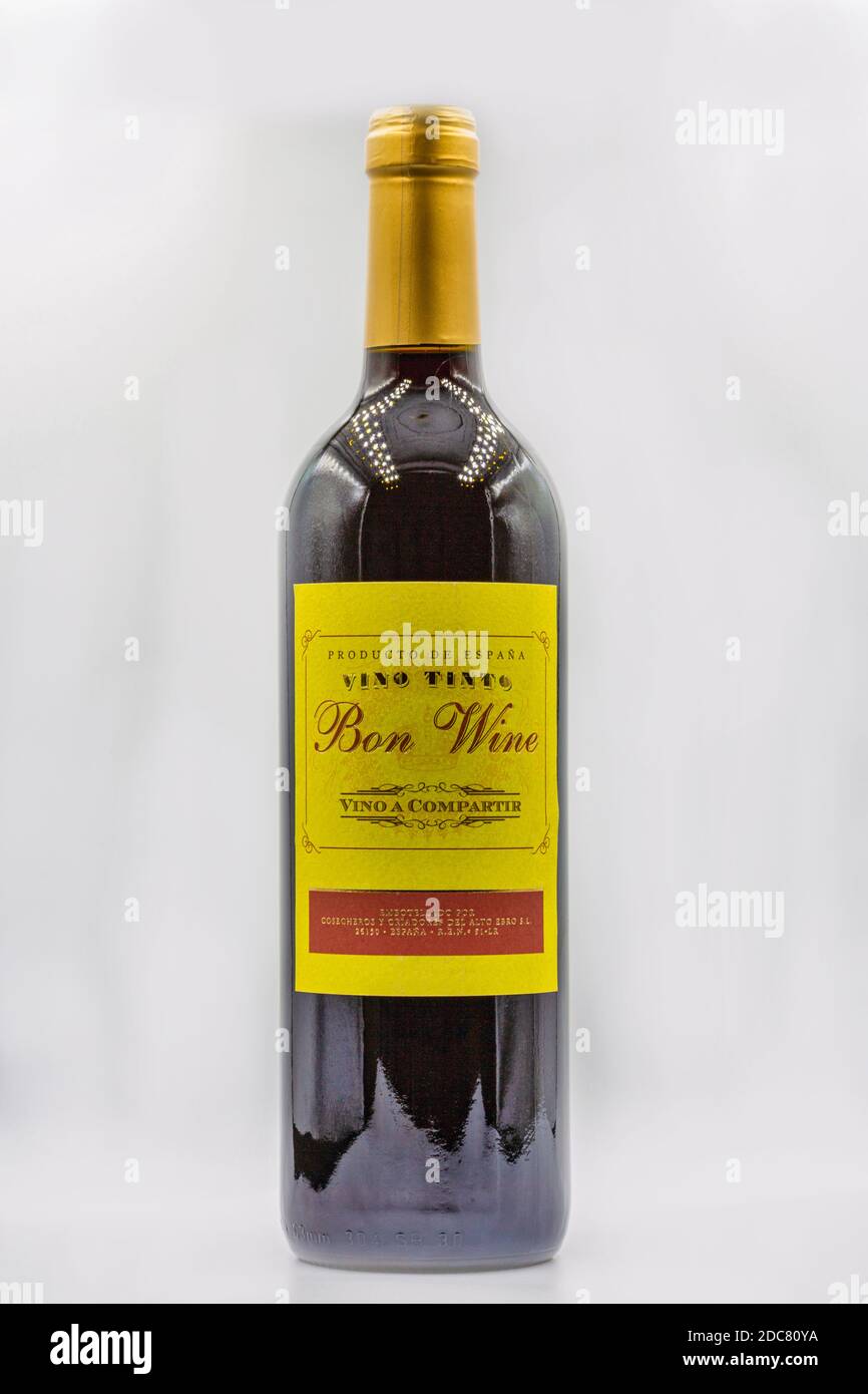 KYIV, UCRAINA - 14 OTTOBRE 2020: Studio Shooting di vino Bon vino spagnolo bottiglia di vino rosso closeup su sfondo bianco. Foto Stock