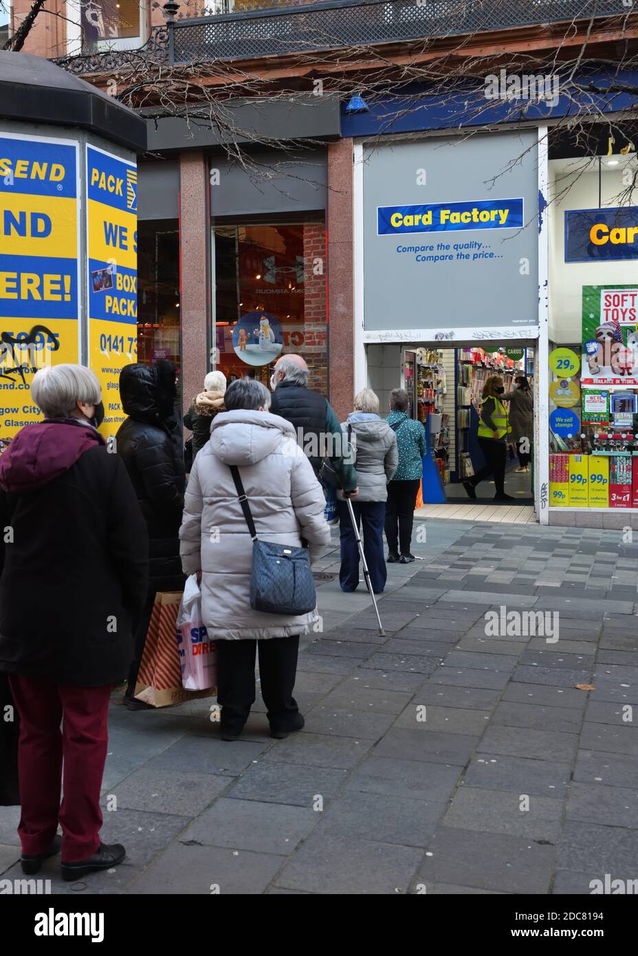 Glasgow, Scozia, Regno Unito. 19 novembre 2020. Le code formatesi per un posto di shopping dell'ultimo minuto prima che Glasgow si prepari ad entrare nella lockdown Covid livello 4. Credito. Douglas Carr/Alamy Live News Foto Stock