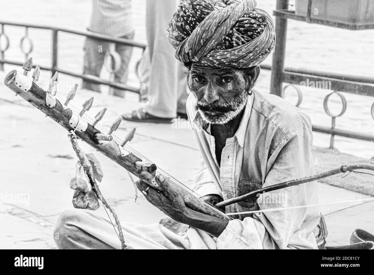 il povero musicista/artista di strada che suona uno strumento tradizionale Di Rajasthan chiamato ravanhatha Foto Stock