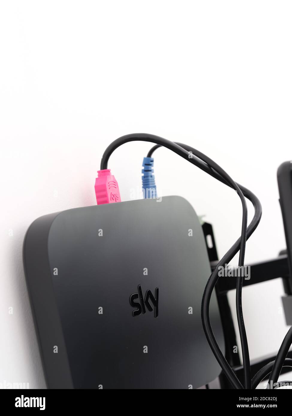 I cavi HDMI rosa e blu per la scatola digitale Sky e. Retro del televisore  Foto stock - Alamy