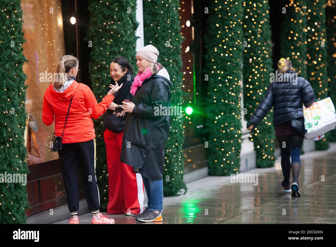 Londra, Regno Unito, 19 novembre 2020: Nonostante il blocco dell'Inghilterra e il tempo piovoso alcune persone vanno vetrina-shopping o utilizzare Click and Collect nel West End di Londra. Le finestre del grande magazzino Selfridges sono un'attrazione per i passanti. Anna Watson/Alamy Live News Foto Stock