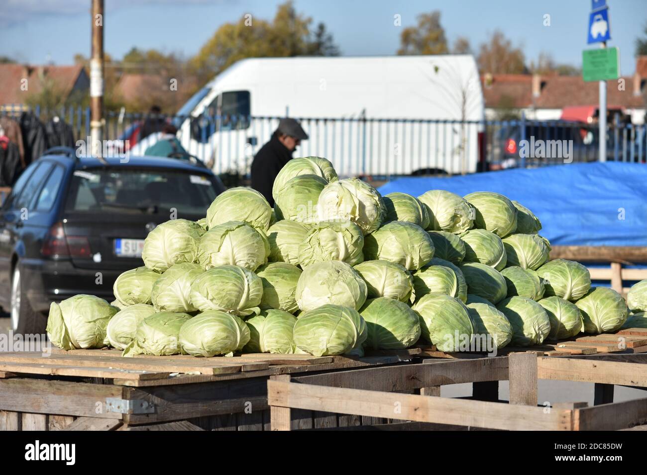 Un mucchio di cavolo attende il cliente presso il locale mercato Foto Stock