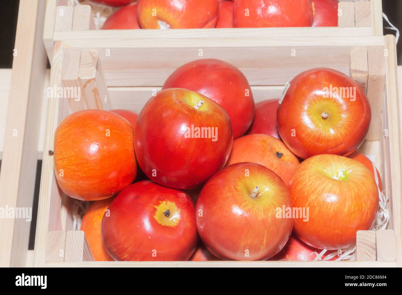 Le mele sono fatte di plastica, il concetto di sviluppo della coltivazione vegetale ecologica. Urbanizzazione Foto Stock