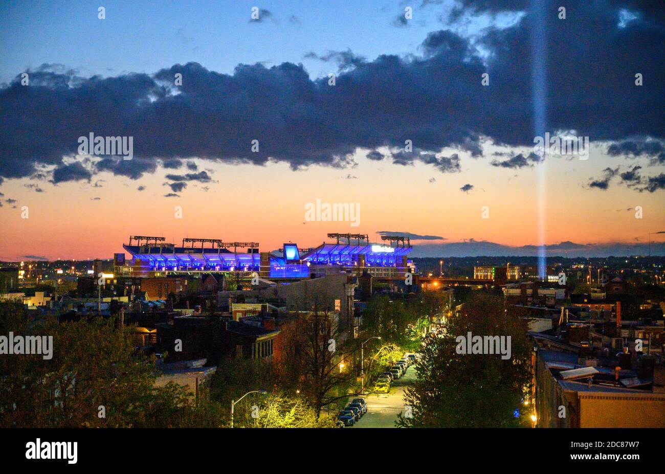 Light IT Blue, stadi e colonna di luce, Baltimora, Maryland Foto Stock