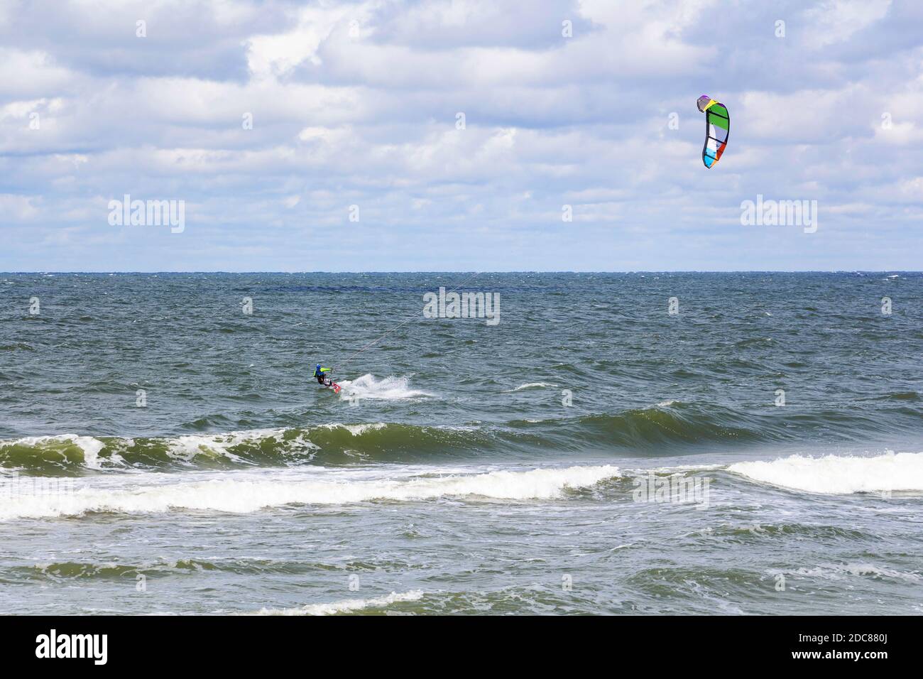 treno per lo skysurf nelle acque ruvide dell'oceano, il mare Foto Stock