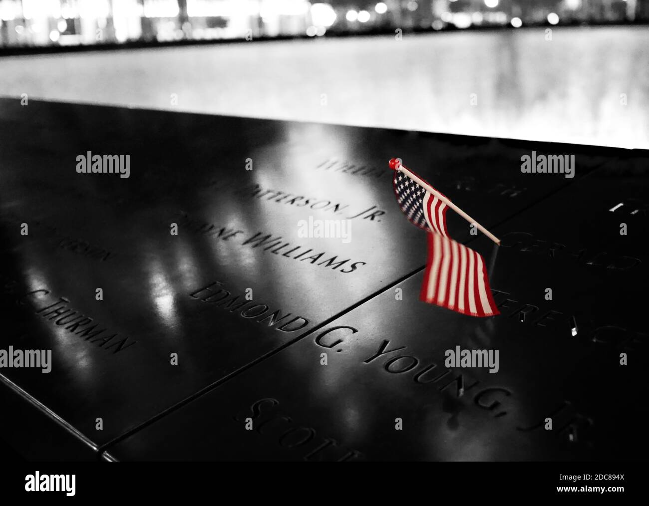 Bandiera americana posta in una targa commemorativa al 9/11 Memorial a New York Foto Stock