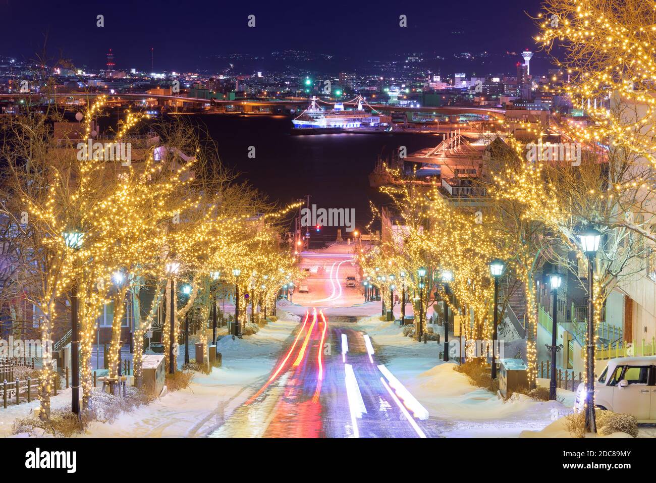 Hakodate, Hokkaido, Giappone sul pendio di Hachiman-zaka con illuminazione di festa di notte. Foto Stock