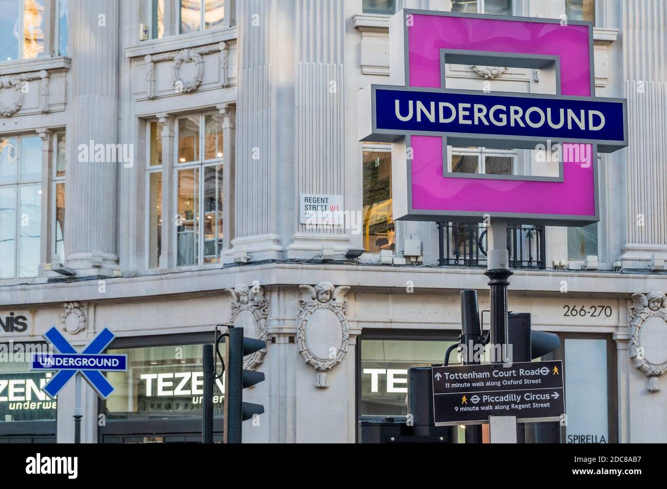 Londra, Regno Unito. 19 Nov 2020. In tempo per l'arrivo della console PS5 di Oxford Circus è stato aggiornato con il marchio della console quadrato, cerchio, triangolo e croce. All'interno della stazione a tubo vengono visualizzati i quattro simboli accanto al nome della stazione e alla rotonda. Per caso (o no) il negozio Oxford Circus Microsoft (produttore del suo principale concorrente X-box) si trova proprio fuori da una di queste uscite. La gente è ancora fuori nel centro di londra, nonostante il nuovo blocco che è ora in vigore. Le luci di Natale sono accese ma i negozi sono chiusi. Molte persone indossano maschere, anche all'esterno. Credit: Guy Bell/Alamy Liv Foto Stock