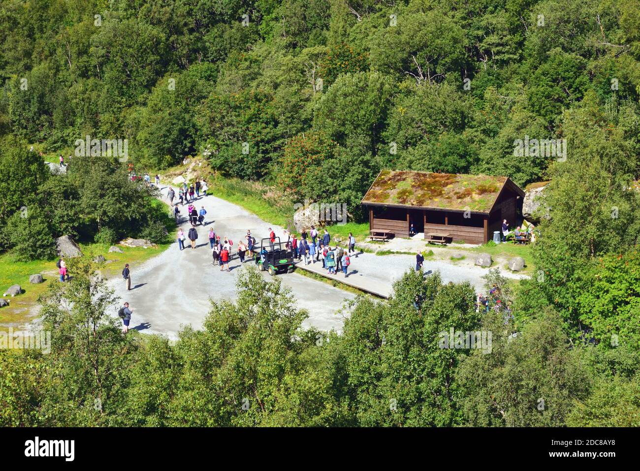 Servizio di prelievo in auto Troll e punto di partenza presso il ghiacciaio di Briksdal, Norvegia. Il ghiacciaio stesso è un'ulteriore passeggiata di 700 metri Foto Stock