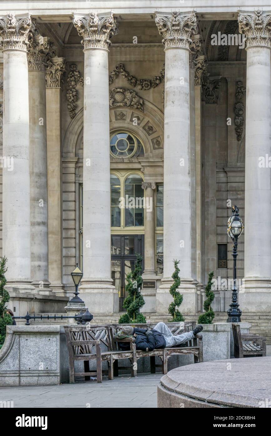 Cuccetta ruvida su una panca fuori dal Royal Exchange nella City of London. Foto Stock