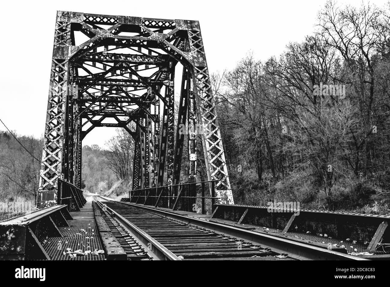 ponte ferroviario d'epoca in metallo e acciaio nella campagna rurale Foto Stock